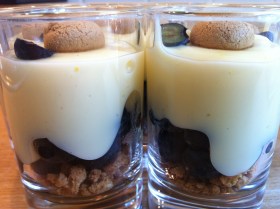 Amarettinikrümel + Blaubeeren + Pudding + Topping