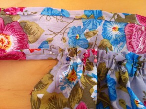 Schürze und Borde zusammenlegen Schürze und Borde zusammenlegen