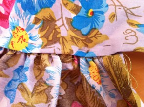 Schürze und Borde zusammenstecken Schürze und Borde zusammenstecken