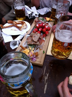 Mei Maß mit Brotzeitbretl